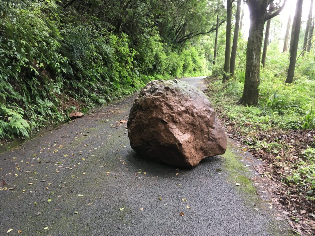 車道に巨石が落ちている写真